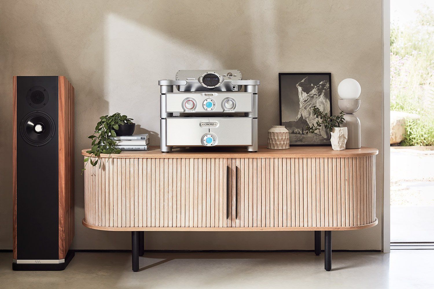 Chord Electronics DAVE システムセットアップ - Choralスタンドに設置されたDAVEと周辺機器