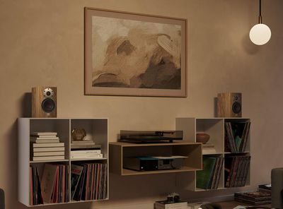 【新製品】DALI、人気コンパクトスピーカー「MENUET SE」に自然なウォルナット仕上げの新色を追加