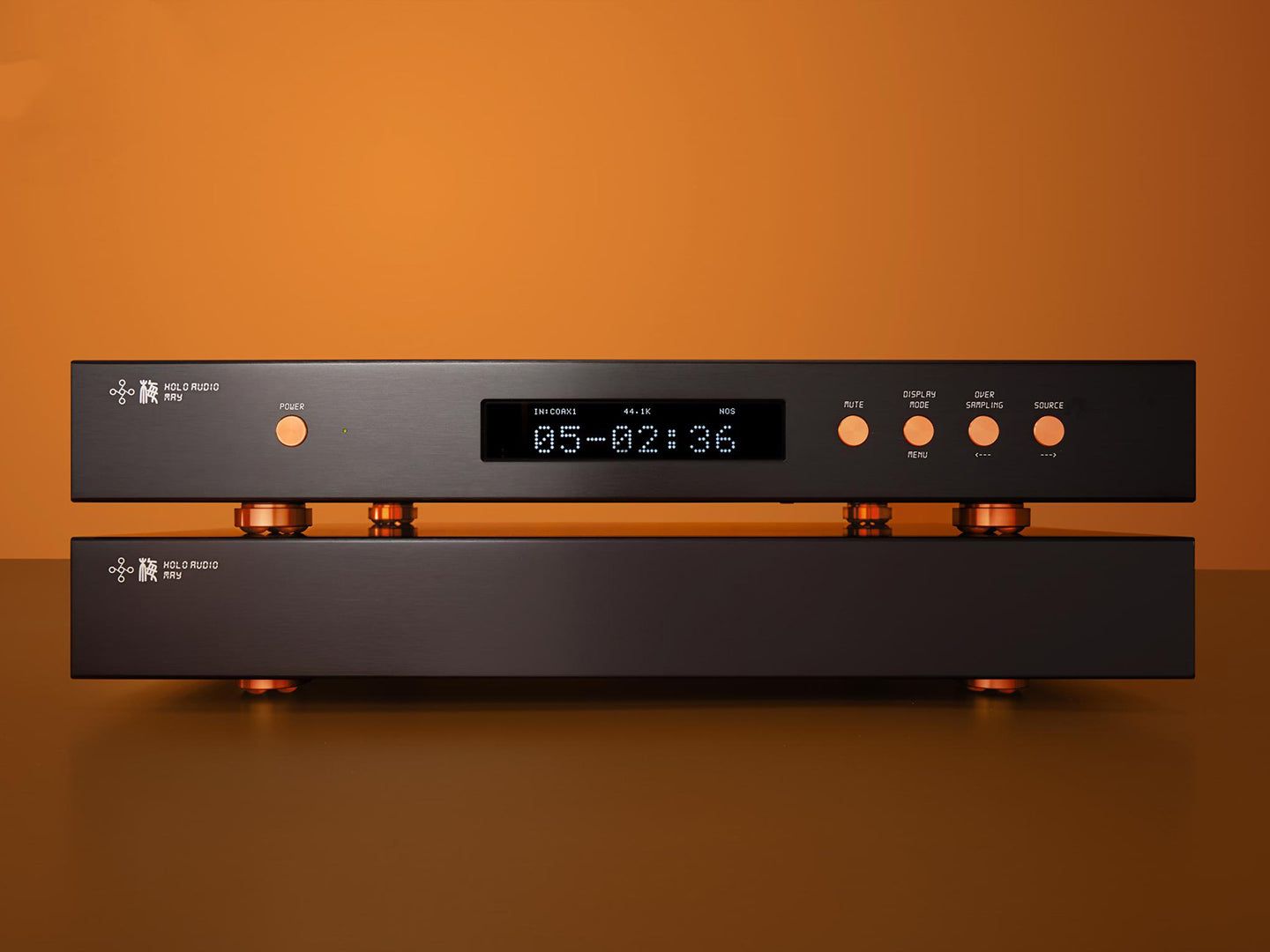 Holo Audio MAY DAC デュアルシャーシ構成のフロントビュー。上段がDAC部、下段が電源部で、銅製フィート付きの重厚な筐体