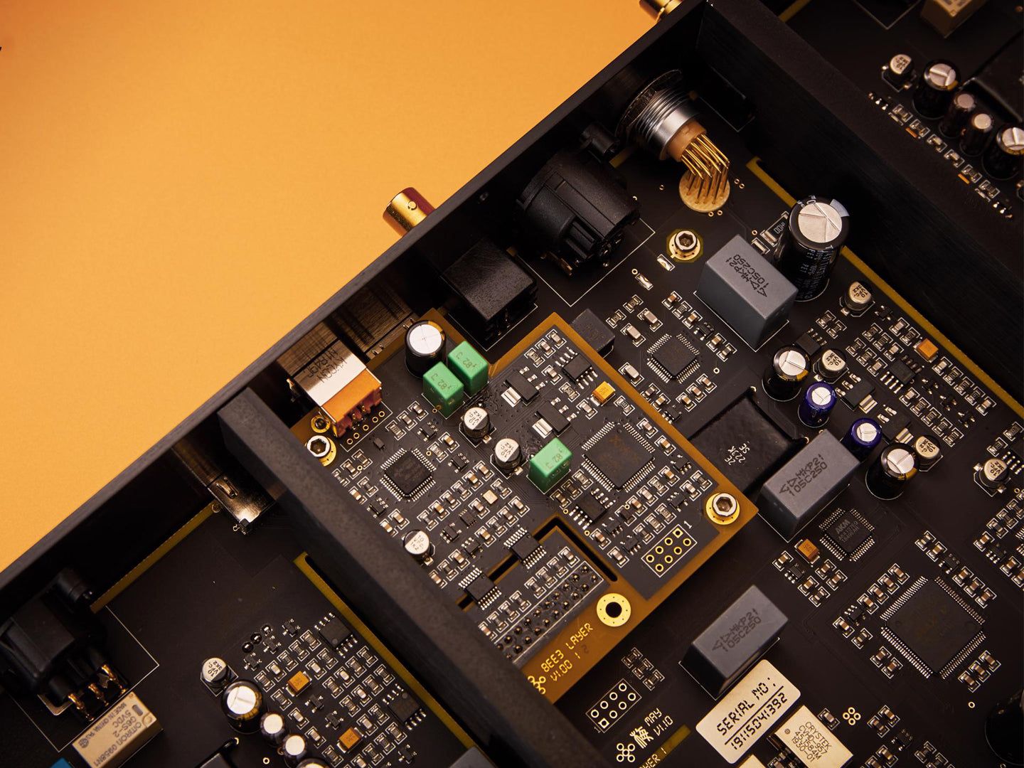 Holo Audio MAY DAC 内部基板のクローズアップ。ディスクリートR2Rラダー回路、FPGA、高精度クロック回路が実装されている