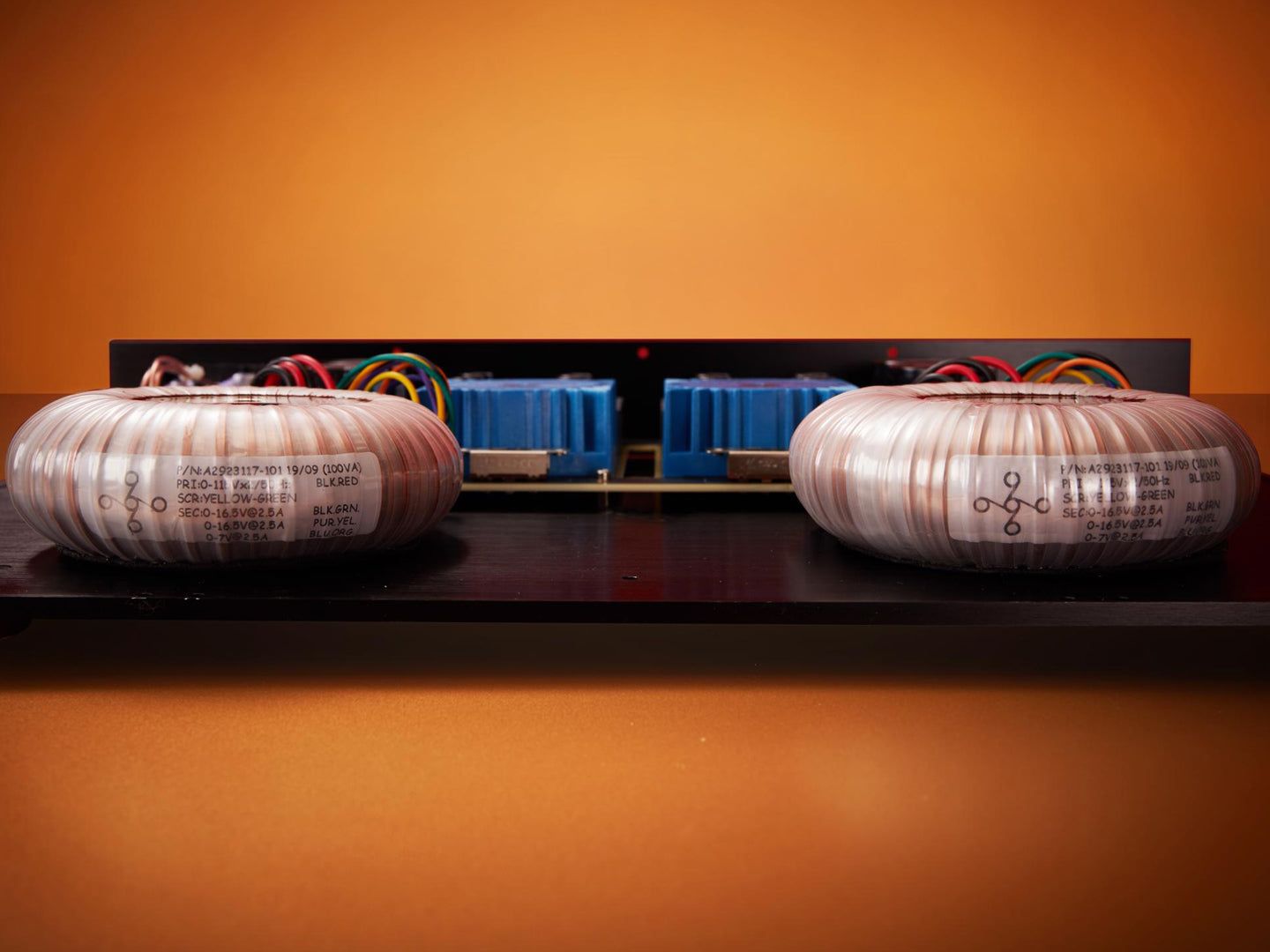 Holo Audio MAY DAC 電源部の内部構造。デュアルモノ構成のフラットワイヤーO型トランスと高品質なレギュレーション回路が見える