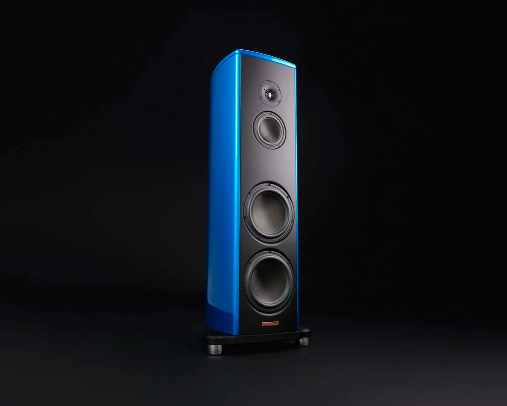 Magico S3 Mk3のアルミニウム筐体。カーブした天板と3点支持アウトリガーシステムを備えた精密な設計