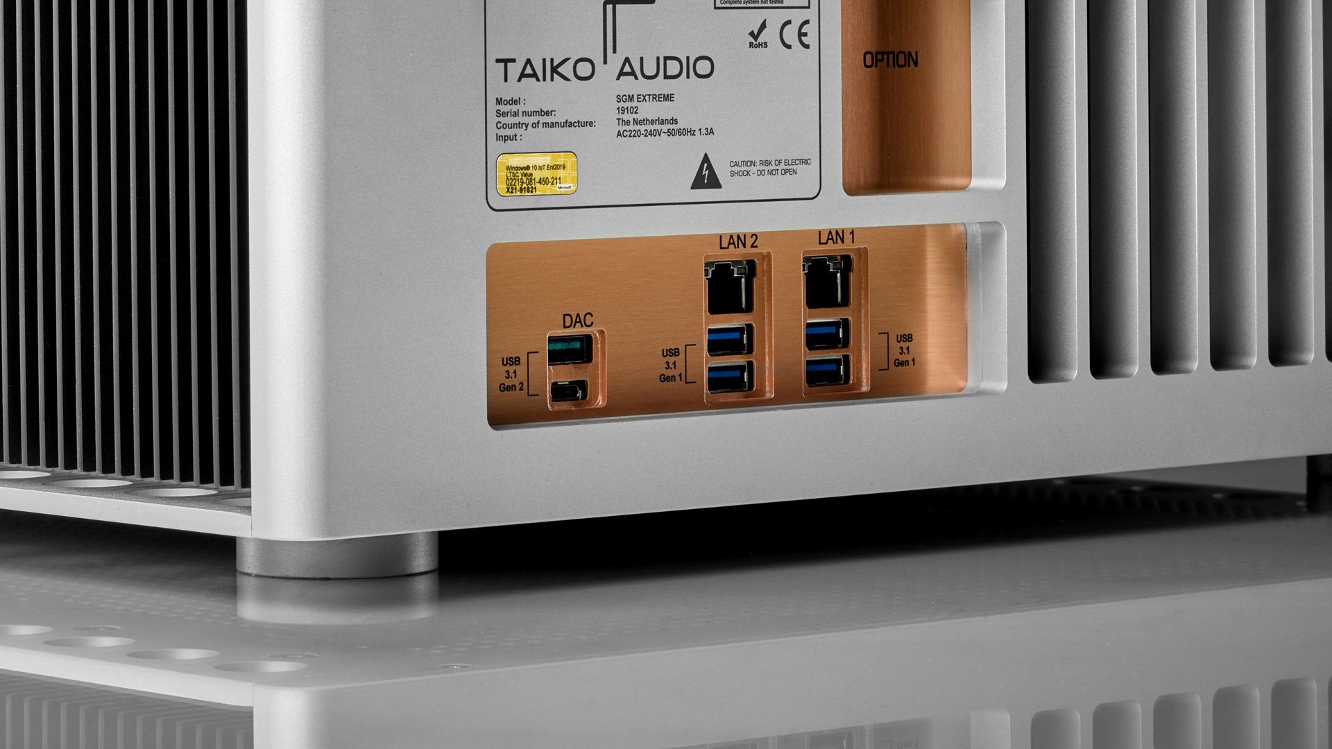 Taiko Audio SGM Extreme背面パネル：銅製パネルにDAC用USB出力、LAN1/LAN2ポート、OPTIONスロットを配置