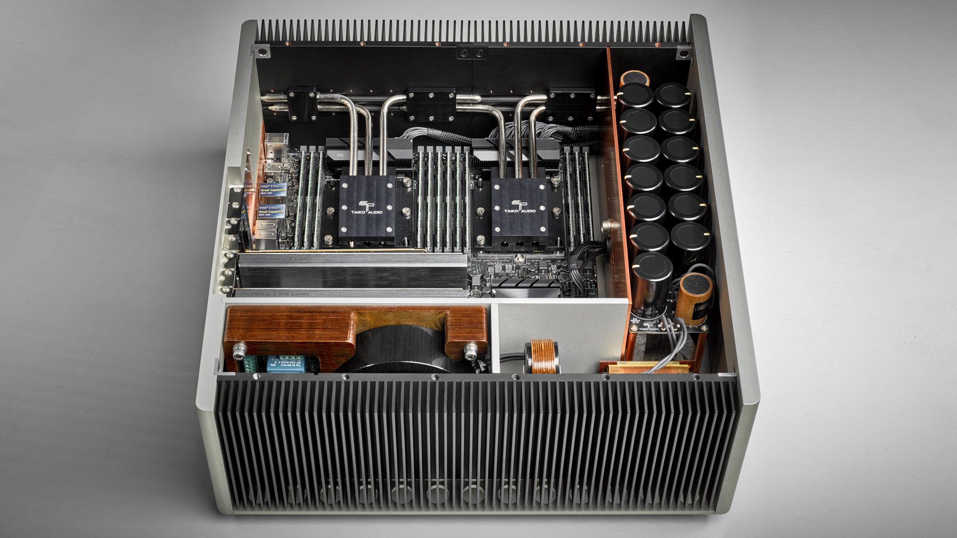 Taiko Audio SGM Extreme内部構造：デュアルXeonプロセッサ、巨大な銅製ヒートパイプ冷却システム、Panzerholz制振材、700,000μFコンデンサバンク、トロイダルトランスを搭載