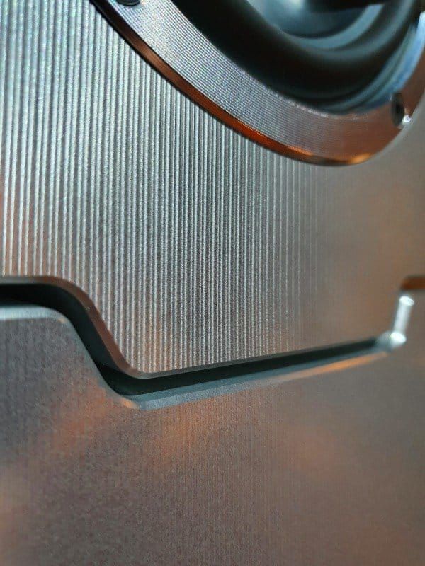 YG Acoustics Sonja 2.3i の精密加工されたアルミニウムエンクロージャー