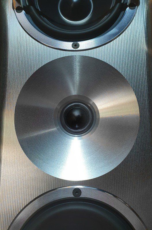 YG Acoustics BilletCore アルミニウム削り出しドライバーのクローズアップ